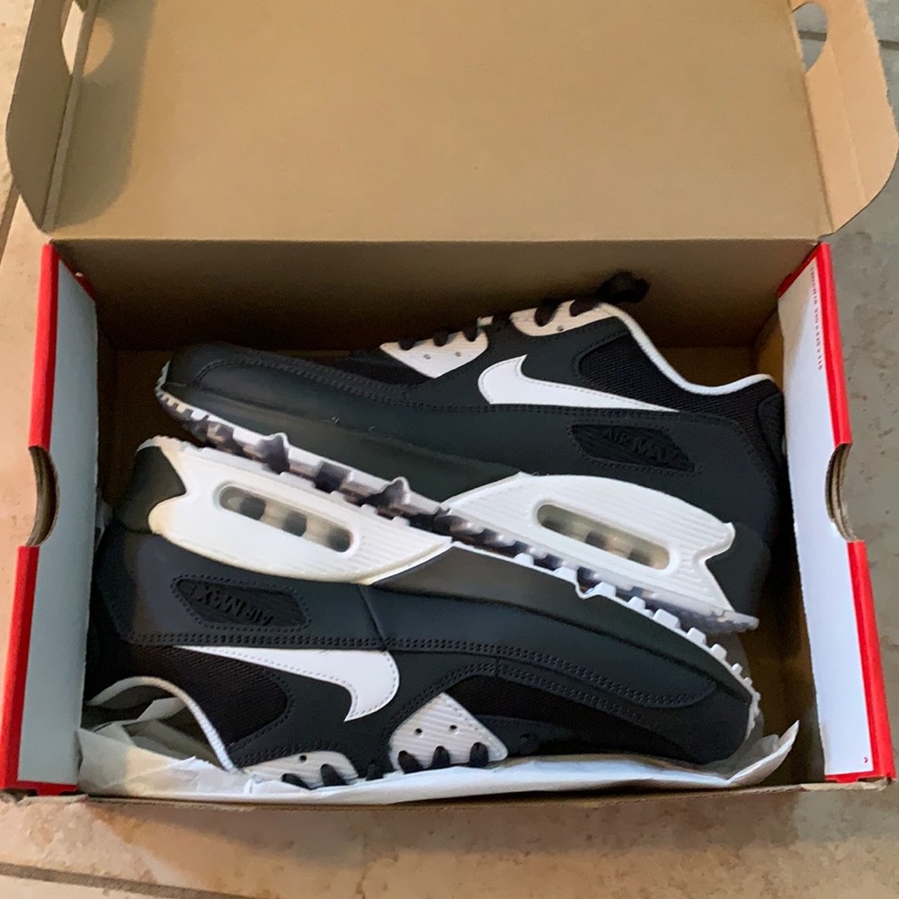 Nike “Brand New” Men’s Size 10 AirMax!